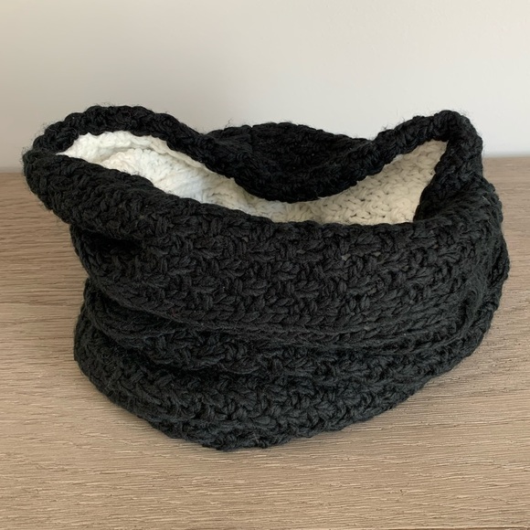 Aldo Reversible Cable Knit Black & White Infinity Scarf NWOT - Picture 2 of 6